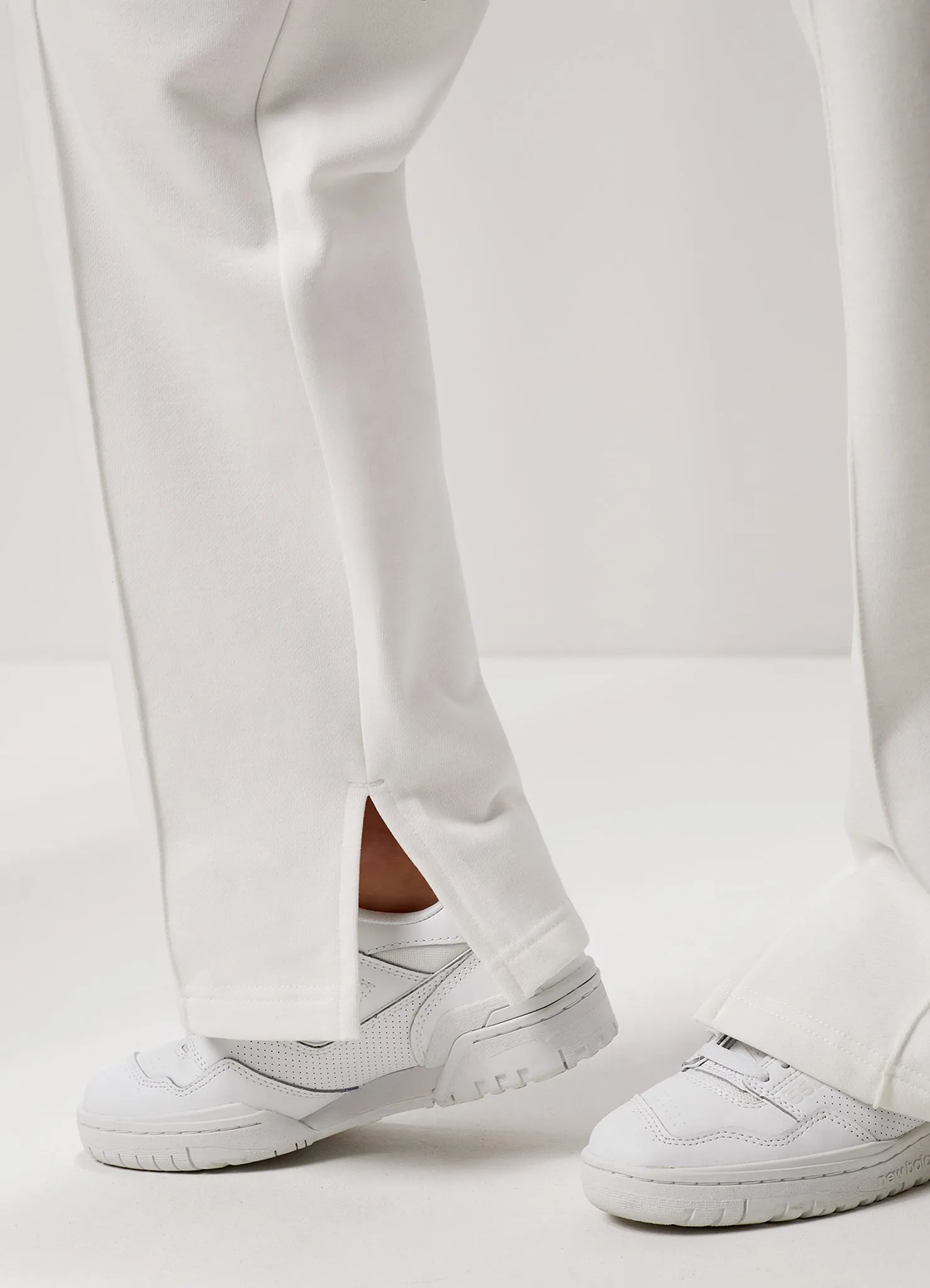 Gym King Refresh Crop Crew & Jogger - Cream