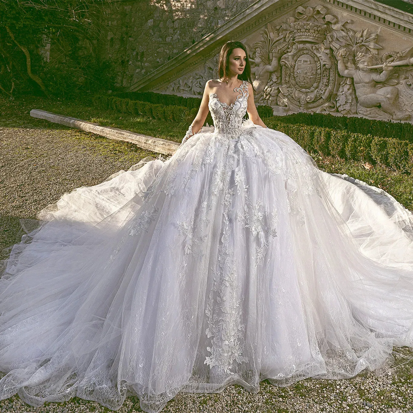 Luxury Wedding Dress: Bling Beaded Lace Applique Ball Gown