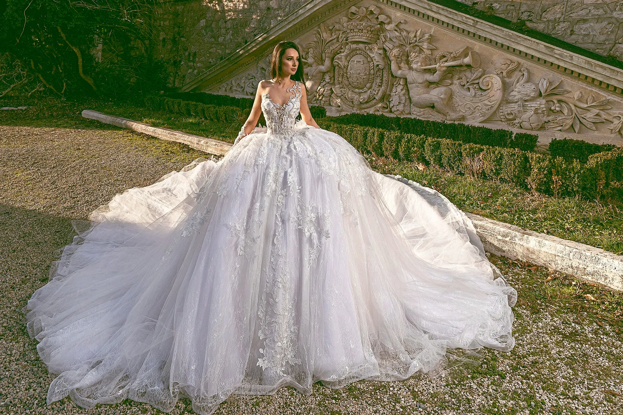 Luxury Wedding Dress: Bling Beaded Lace Applique Ball Gown