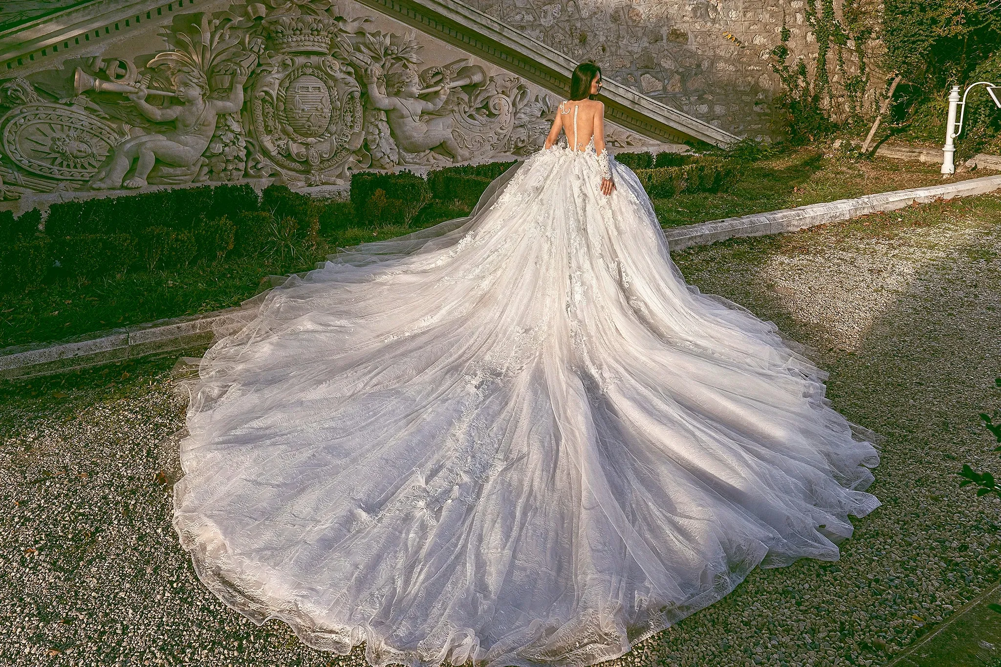 Luxury Wedding Dress: Bling Beaded Lace Applique Ball Gown