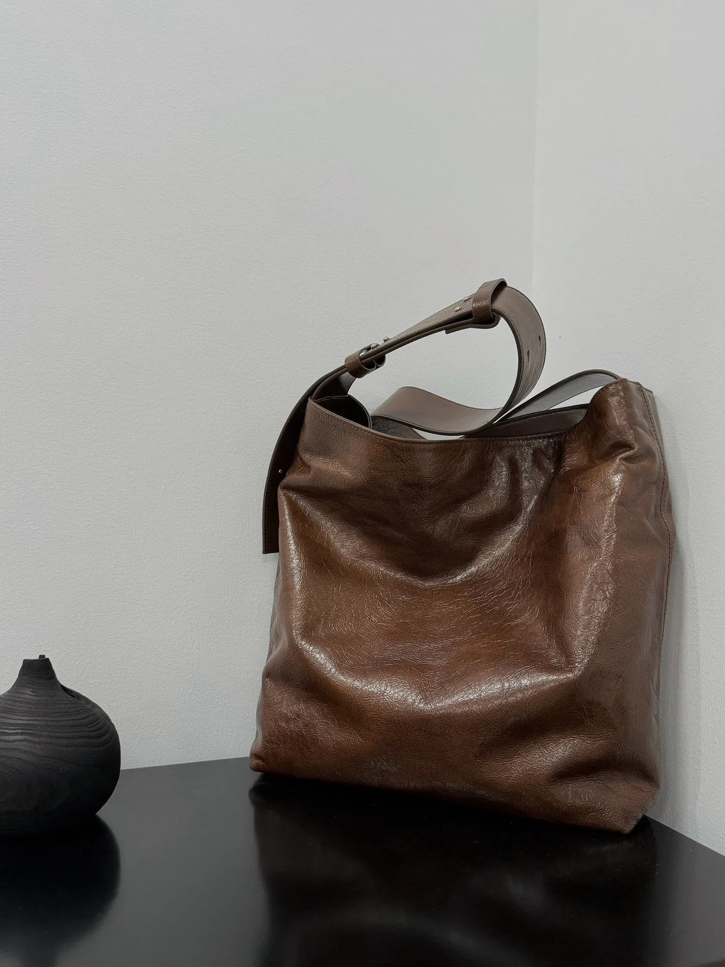 Soft Oil Wax Bucket Shoulder Bag | Minimalist Leather Large Tote Bag With Wide Strap